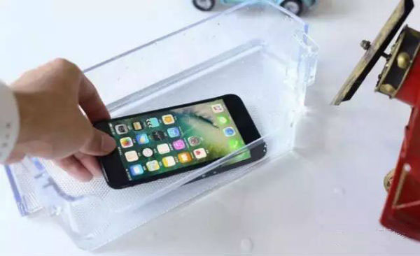 test iPhone 7 nyala dimasukan ke air